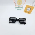 Platte weergave van een kleine rechthoekige zwarte zonnebril met een dik montuur - Zwart