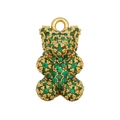 Dettaglio macro del ciondolo a orsetto dorato con micro-pavé di pietre verdi - Oro Zircone Verde