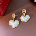 Detalle de pendientes de corazón dorados con piedra nacarada en cuero marrón - Estilo de Flor Hueca en Forma de Corazón (HE10333) / Dorado