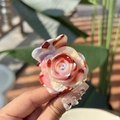 Detail einer Haarspange in Blumenform aus Acetat mit Marmor-Effekt im natürlichen Licht - Mehrfarbig - Mehrlagige Blütenblätter