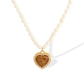 Luxe ketting met hartvormige tijgeroog hanger en witte zoetwaterparels in goudkleur - Hartstijl (XL150) / XL150 Bruine Tijgeroog Gouden Ketting