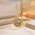 Gouden bloemketting met paarse emaille hanger en parelaccenten aan een fijne ketting - Paars