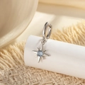 Orecchini a cerchio in argento con pendente a stella azzurro su sfondo neutro pulito - Fibbia per orecchie a stella a otto punte (pezzo singolo) (A900)