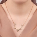 Elegante collana con ciondolo a corna di renna dorata e catena sottile regolabile - Oro