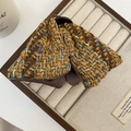 Dettaglio della pinza per capelli in tessuto tweed a scacchi colorati in scatola regalo - Giallo