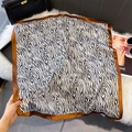 Dettaglio foulard in seta con stampa zebrata e bordo in raso marrone su tappeto in pelliccia - 70x70cm / Bordo Marrone Stampa Zebra (W-450)
