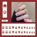 Faux ongles blush rose avec perles et pointes françaises rouges sur mains de mannequin - Perle Française (Z596) / Type à Colle