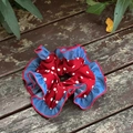 Detail von rotem Punktmuster und blauem Denim-Rüschenbesatz am Haar-Scrunchie - Spitzen Patchwork Haargummi (XY-418)