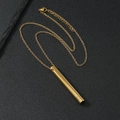 Detail einer goldenen Atemhalskette für Achtsamkeit mit gravierten Ringen auf schwarzem Stein - Gold