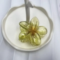Pinza per capelli a fiore giallo trasparente in resina su un vassoio decorativo - 8cm / Verde Giallo con Centro Arancione