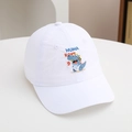 Primer plano de gorra blanca para niños con bordado de dinosaurio de colores y texto - 54cm (3-8 años) / Blanco