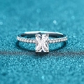 Strahlender S925 Silberring mit rechteckigem Moissanit im Smaragdschliff und Kristallen - US 10 / 1ct Radiant-Schliff Moissanit