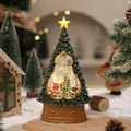 Dettaglio palla di neve a forma di albero di Natale con Babbo Natale e base dorata - Stile Babbo Natale e Ragazzo