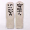 Cremefarbene Korallenvlies-Schlafsocken mit rutschfestem Wein-Spruch und Weinglas-Motiv - Einheitsgröße / Naturweiß + Schwarzer Kleber