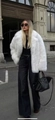 Dettaglio cappotto in ecopelliccia bianca e pantaloni neri a gamba larga stile invernale - S / Bianco
