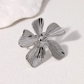 Minimalistischer Ring aus Edelstahl in Silber mit fünfblättriger Blüte und radialer Textur - Stahlfarbe