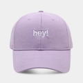 Dettaglio cappellino lavanda con ricamo 'hey!' bianco su tessuto in twill di cotone - Viola Chiaro