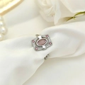Vintage Art Deco Edelstahlring mit rosa ovalem Edelstein auf weißem Seidenstoff - Einstellbar Offen / Silber