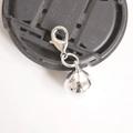 Colgante de campana de metal plateado pulido con cierre de langosta para bolsos - 12mm / Plateado
