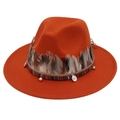 Detail eines ethnischen orangefarbenen Filzhutes mit Federn und Boho-Verzierungen - Karamell (Große Feder)