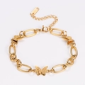 Detalle de dijes de mariposa dorados en una pulsera de cadena de acero inoxidable - Dorado
