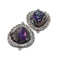 Detailopname van vintage amethist connectoren met ruwe kristallen en bronzen frames - Paarse Ruwe Steen Connector / Amethist