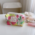 Détail d'une trousse à maquillage jacquard rose avec motifs floraux et fermeture éclair - Grande Fleur Rose Jaune