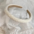 Dettaglio della trama in pizzo bianco e dell'imbottitura della fascia per capelli spessa - Bianco latte