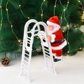Babbo Natale elettrico che sale la scala bianca su sfondo di albero di Natale festivo - Doppia Scala Bianca