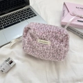Dettaglio della borsa da toilette in peluche leopardata rosa con cerniera in nastro - Rosa Viola