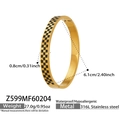 Vista dettagliata del bracciale in acciaio dorato con motivo a scacchi giallo e nero - Bracciale a Scacchi Nero (Z599)