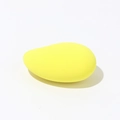 Éponge à maquillage jaune en forme de goutte avec texture de mousse fine sur fond blanc - Mangue / Jaune