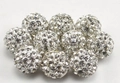 Macro-opname van 10mm witte Shamballa kleikralen met strass voor DIY sieraden maken - Wit