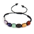 Handgefertigtes Chakra-Kristallarmband mit sieben rechteckigen Steinen und Kordel - Regenbogenstein