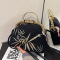 Sac à main Hanfu noir avec broderie d'oiseau et de bambou et monture dorée - Noir