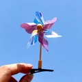 Détail d'une pince à cheveux moulin à vent rotative avec paillettes et effet laser - 6 Feuilles Multicolore/Violet