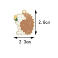 Cartoon Igel Anhänger aus weiß-brauner Legierung mit Tropföl-Finish, 2,3cm x 2,8cm - Igel mit Mais / 2,3 cm x 2,8 cm