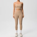 Vue avant d'un ensemble de yoga nude avec haut à col en U et legging de sport taille haute - S / Haut Et Bas / Marron Camel