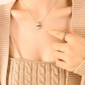Collana con pendente a bottiglia a righe argentate e anello su modella in maglia beige - Collana 40+5cm / Argento