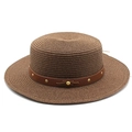 Chapeau de paille marron à calotte plate avec ruban en cuir et rivets dorés sur fond blanc - M (56-58cm) / Café