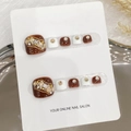 Unghie finte piedi color caramello e bianco con catene d'oro e perle eleganti - Piccolo (S)