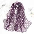 Mise à plat d'une écharpe en mousseline violette à pois avec décor minimaliste - Violet