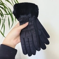 Guanti invernali neri da donna con design trapuntato antivento e polsini in pelliccia - Taglia unica / Nero Opaco S076