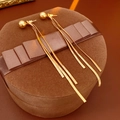 Detail von goldenen Quastenohrringen mit Metallketten auf einer Samt-Schmuckschachtel - S925 Sterling Silber Stecker Stil / Gold