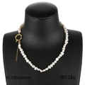 Collar de perlas barrocas de agua dulce con cierre dorado en busto negro - Dorado (KN229601-Z)