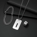Detailansicht des silbernen Titanstahl Schmucksets mit Buchstabe I Anhänger und Ring - Set I