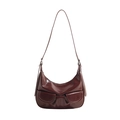 Sac bandoulière en cuir brillant marron foncé avec silhouette en demi-lune et poches - Marron
