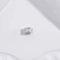 Macro di un distanziatore in argento S925 con scintillanti zirconi cubici a taglio quadrato - Platino Piccolo 4.5mm Diamante Quadrato a T Esagono Perlina Distanziatrice