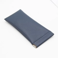Gedetailleerd beeld van de donkerblauwe PU-leren zak met zilveren metalen sluiting - Donkerblauw