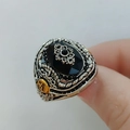 Vintage Silberring mit ovalem schwarzem Acrylstein und goldenem Emblem-Detail - US 7 / Vintage Silber Ovaler Schwarzer Edelstein (AJZ3844 Schwarz)